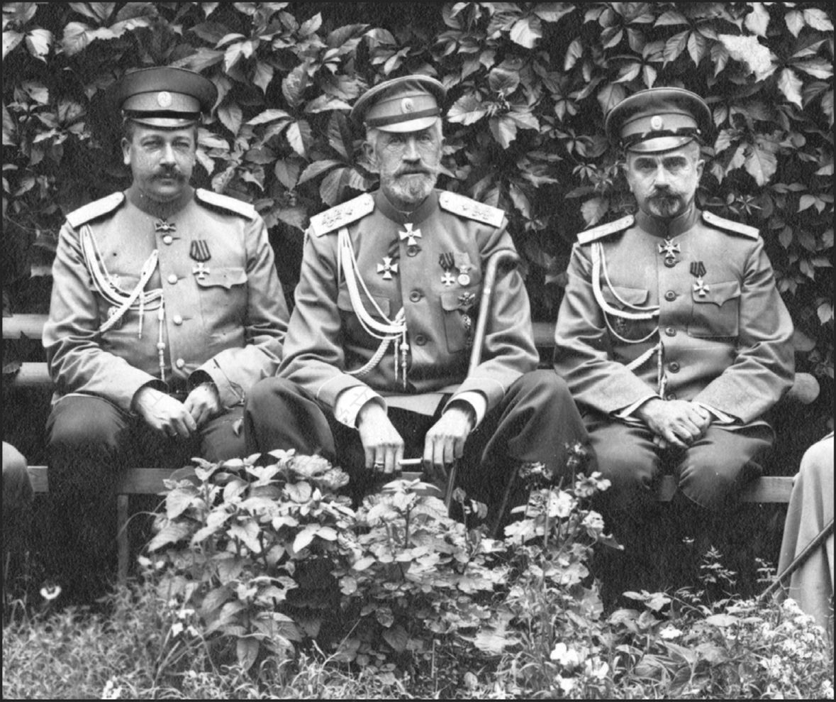 1914年的军方指挥官。尼古拉大公右侧是尼古拉·亚努科维奇，左侧是尤里·丹尼洛夫