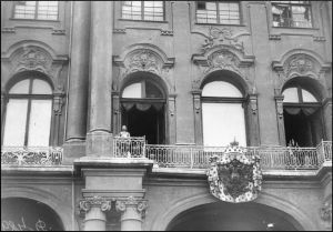 德国对俄国宣战后，尼古拉二世出现在冬宫阳台上