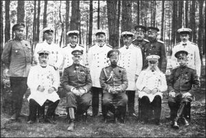1914年夏季的大臣会议。尼古拉二世右侧是尼古拉大公，左侧是伊万·戈列梅金。谢尔盖·萨佐诺夫站在大公后方，他左侧是亚历山大·克里沃舍因。从克里沃舍因开始更靠左的两名身着军服的将军是尼古拉·亚努科维奇和阿列克谢·波利瓦诺夫。波利瓦诺夫刚接替苏霍姆利斯基任陆军大臣