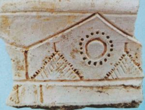 图1-1 高庙人想象中的太阳神宫（朝科摄于跨湖桥博物馆）