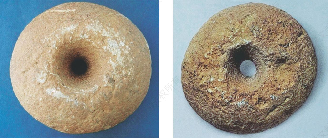 图2-2 白莲洞（左）与甑皮岩（右）穿孔砾石环（白莲洞、甑皮岩博物馆友情供图）