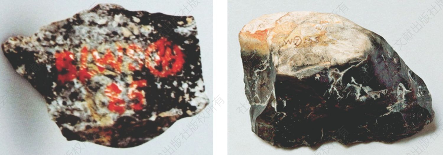 图2-5 白莲洞出土的燧石BLWS⑤：85和黑色燧石石核砍砸器（白莲洞博物馆供图）