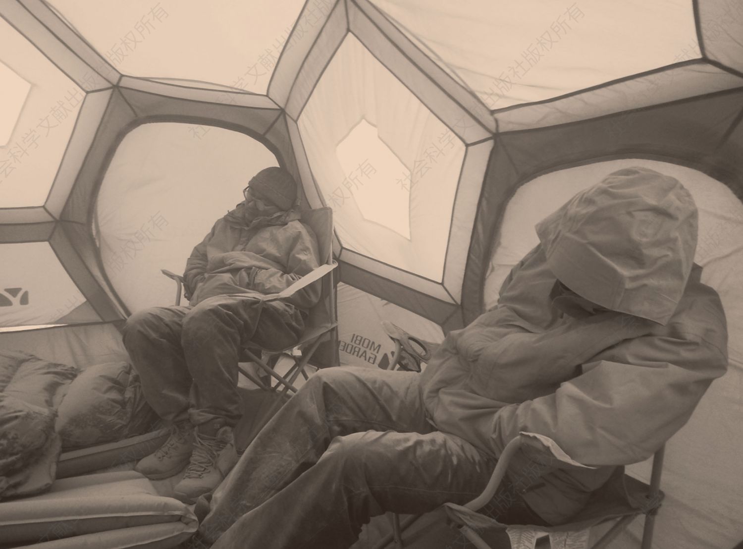 沙暴下的帐篷