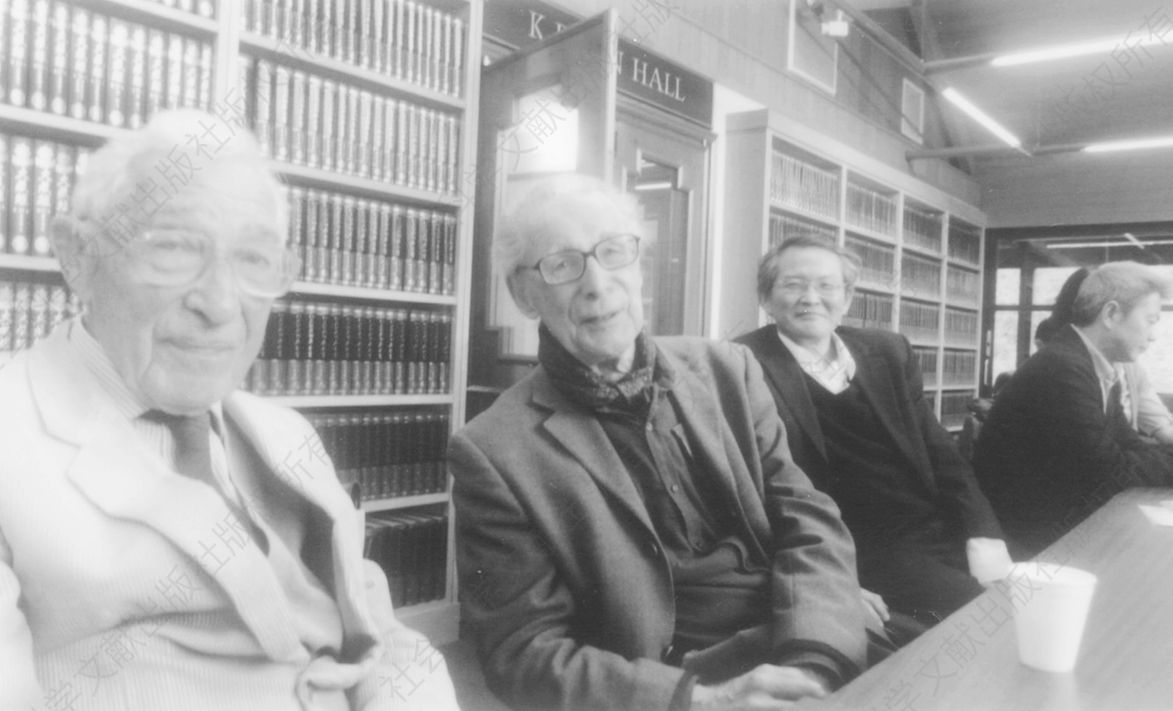 图四 G.E.R.Lloyd爵士，左二。而右一（侧面）是四川考古学者谢涛（在英国剑桥）。