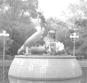 图4-6 共青团公园内的“哪吒闹海”铜雕