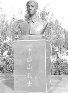 图4-7 岱山公园内的陈岱山烈士塑像