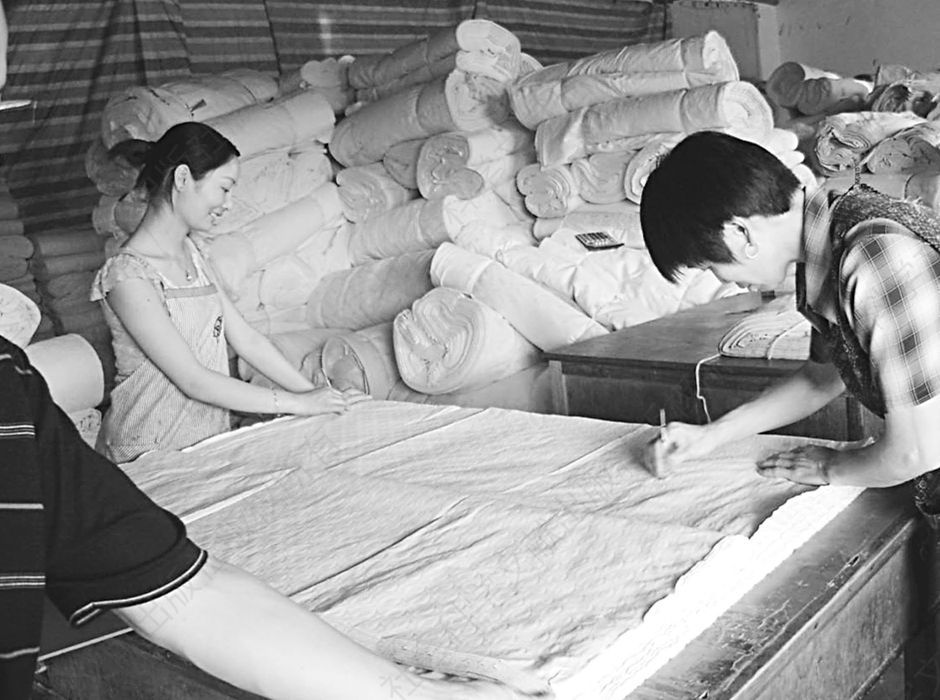 陶朱（原三都镇）贡缎市场中的一处包买商验布处。农民机户用包买商提供的原料织成坯布后，必须送到此处检验，根据发给的原料数量查验布的数量和质量，付给加工费
