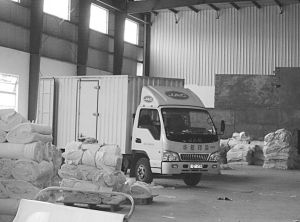 诸暨某大印染厂检验车间内的运布卡车，每天有5辆车运送农户布至厂印染加工