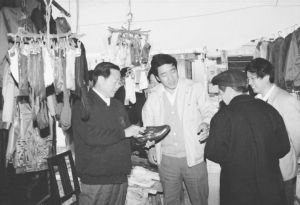 图3 温州市委书记董朝才（左一）在孙成堪（左二）陪同下视察龙湾（1987年）