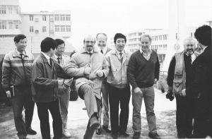 图10 孙成堪（右四）陪同外宾参观龙湾（1991年）