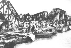 图1-4 1949年5月在苏联专家的帮助下开始修复中国东北地区的铁路和桥梁