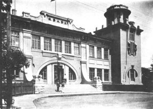 图1-5 哈尔滨工学院教学楼。1945年在这里为中国长春铁路培养了中国籍专家