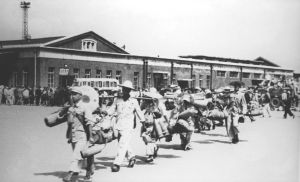 图2-3 20世纪50年代初，中国人民解放军第五建筑工程师的指战员被派到吉林支援工业建设，其中包括建设长春第一汽车制造厂