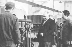 图2-4 苏联专家在吉林染料厂车间指导中国工人操作现代化设备