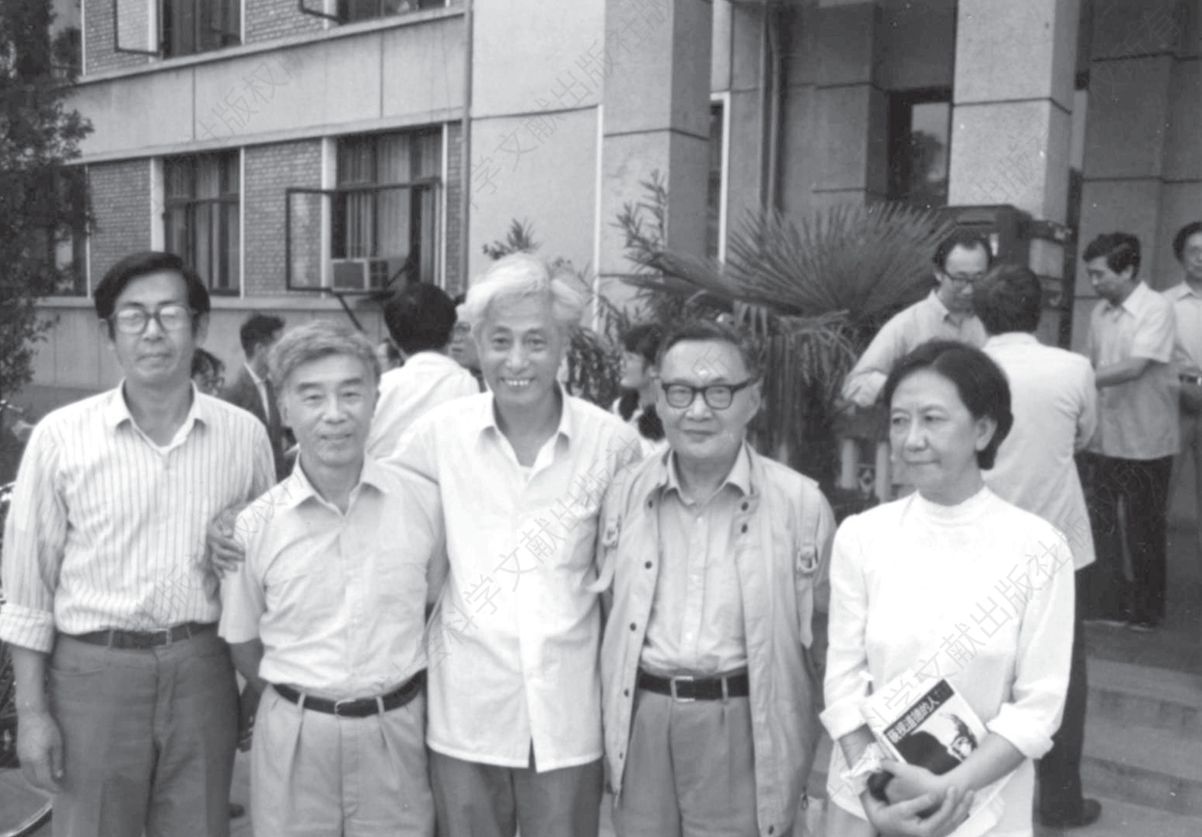 1987年，我当选为法国文学研究会会长后与著名翻译家郝运（右三）、郑永慧（右二）、汪文漪（右一）、张英伦（左一）在一起