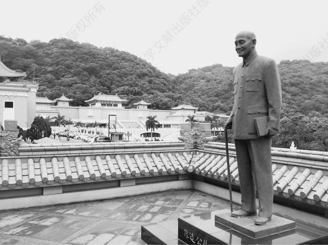 矗立于台北故宫博物院的蒋介石铜像（作者拍摄）