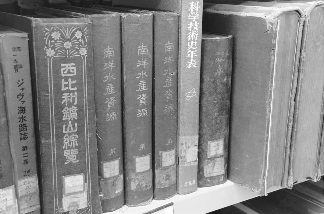 白团书库内收藏的日文军事书籍（作者拍摄）