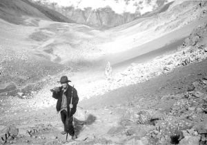 郭净于2003年6月拍摄卡瓦格博转山活动（此里卓玛摄）