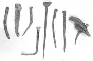 图11 沉船上的传统船钉（从左至右依次为方钉、钩钉、扁头钉和蘑菇钉）
