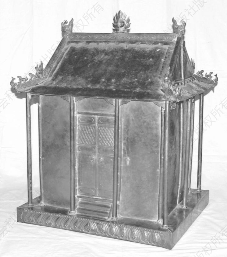 图4-10 固伦雍穆长公主银质骨灰盒（现收藏于通辽市博物馆）