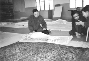 1982年在荆州博物馆考察江陵马山一号墓新发现的战国丝织品
