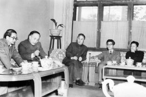 1957年陪同郭沫若接见第一次来访的日本考古代表团