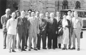 率领中国历史学家代表团参加在罗马尼亚举行的第15届国际历史科学大会
