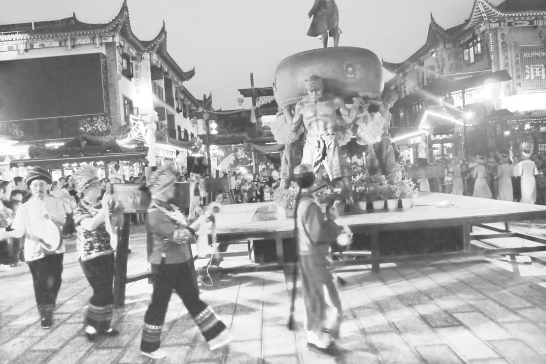 图2-1 恩施市市民跳土家摆手舞