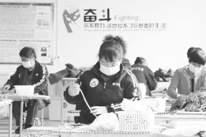 图3-1 在黑龙江省泰来县平洋镇双山村扶贫车间，几名妇女在编织汽车坐垫。（新华社记者 王建威 2020年4月8日摄）