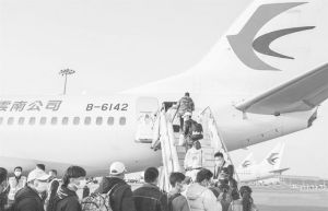 图3-2 2020年2月26日，云南省组织一批务工人员乘坐东航返岗包机前往山东烟台复工（新华社发 叶勤茹 摄）