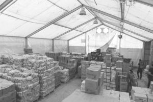 图8-5 难民营超市提供大量的必需品