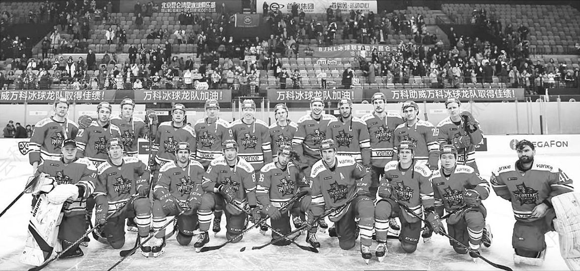 图2 参加大陆冰球联赛的中国球队：昆仑鸿星万科龙队