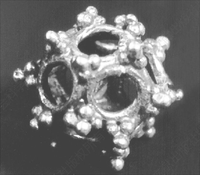 图6-4 广州东汉前期墓出土海路输入的焊珠多面金球