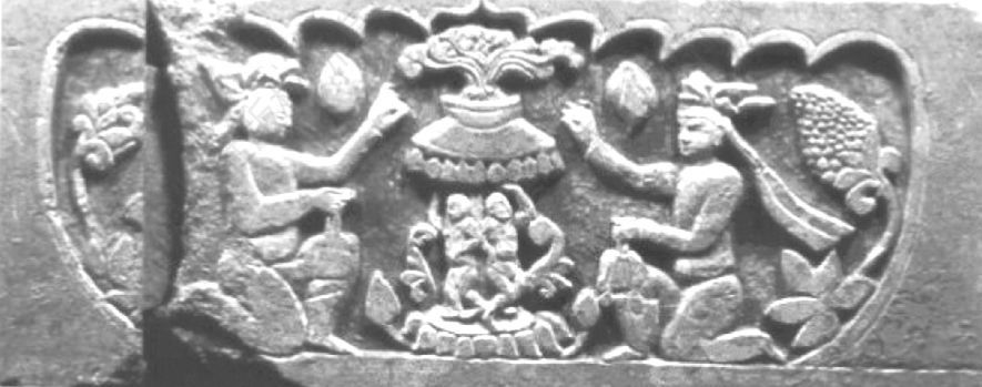 图8 围屏石榻（局部），火坛和两位祭祀者