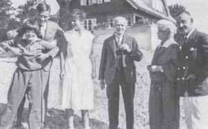 图7 1930年夏天在奈达的新度假房前：阿尔弗雷德（右三）和海德维希·普林斯海姆（右二），伊丽莎白（左一）、戈洛（左二）、卡蒂娅（左三）和托马斯·曼（右一）