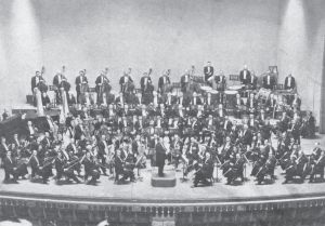 图35 皮埃尔·蒙特指挥的旧金山交响乐团：靠墙最右边为米夏埃尔·曼