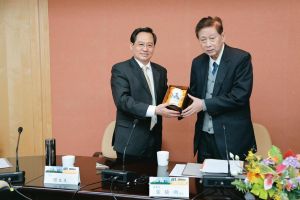 访问台湾：与“中国文化大学”董事长张镜湖先生互赠纪念品（2014年台北）