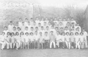 缙云中学1960届高三毕业生全体团员合影（前排右三为应巧娜）