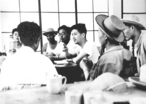 20世纪60年代，张国诚（右三）在新安江坝顶临时办公室指挥泄洪