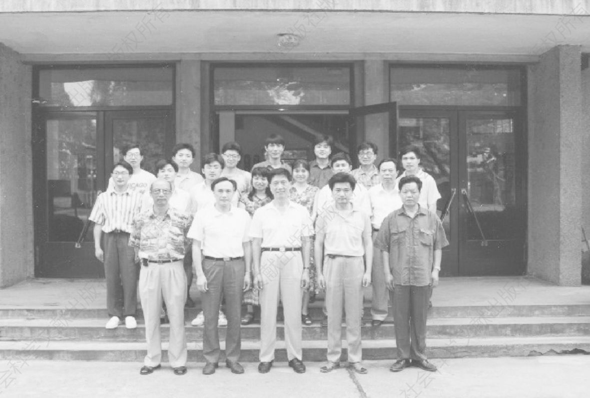 1994年7月，嘉兴英语强化班老师、学员合影（前排左二为万易）