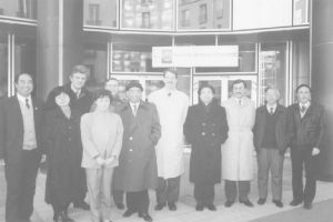 1990年12月7日，赴法国考察期间在EDF国际部大厦前留影（右一为万易）