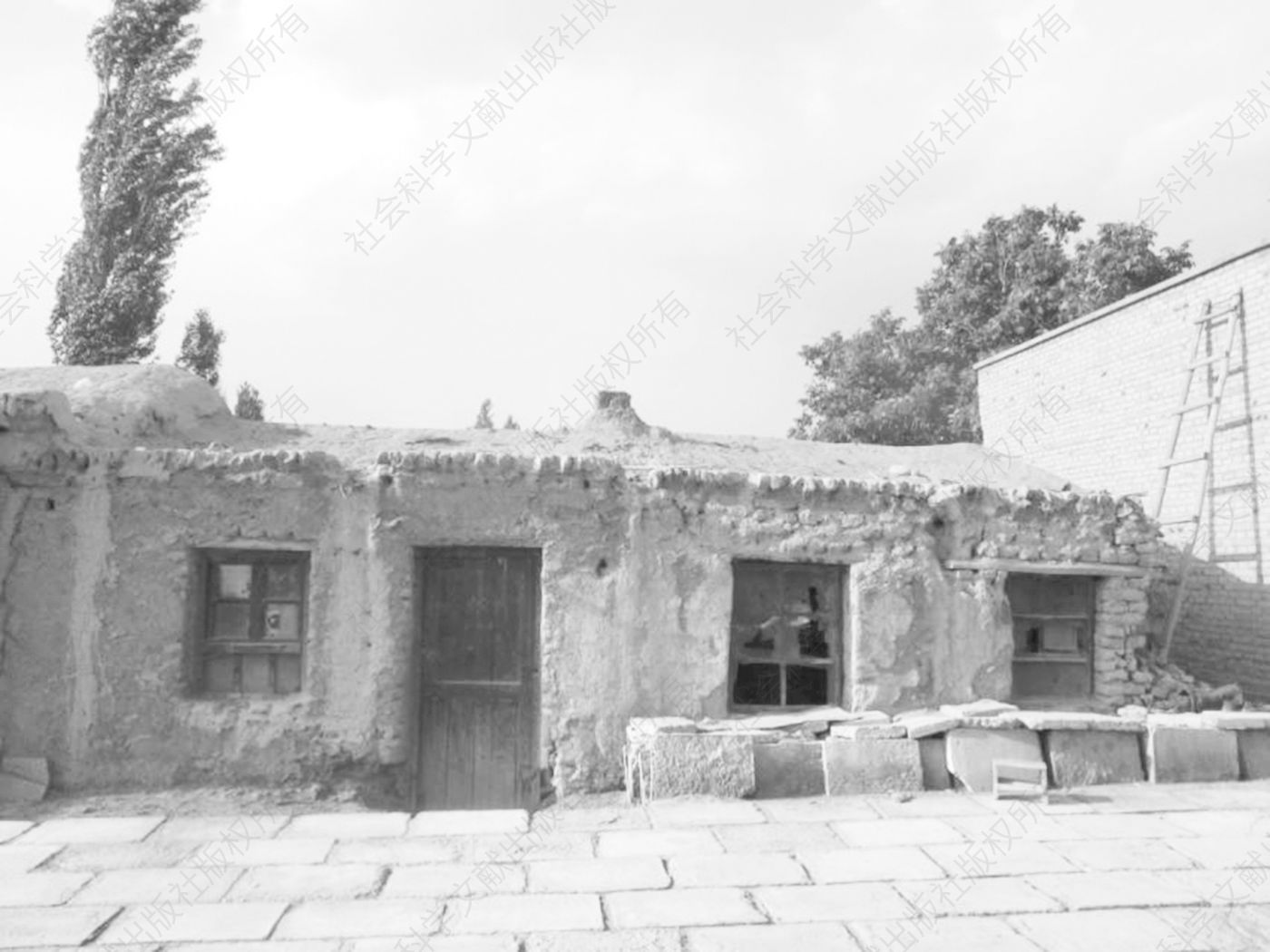 图2 和硕县包尔图牧场张家川籍回族移民早期居住的土墙房子