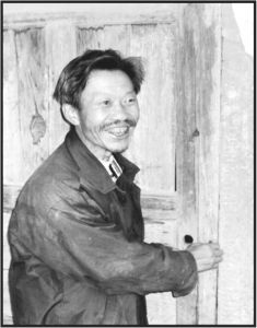 图4-5 朱玉勤老师为新龙学子付出一生，在他逝世后，这张照片刊登在《人民日报》上。