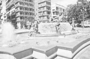 图9 水法庭外的喷泉，8个少女雕像代表了8条引水渠