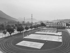 图2-2 北京市某农村中学体育场全貌