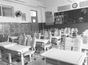 图2-7 北京市某农村中心小学教室课桌椅