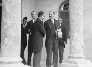 图9-1 1932年10月6日，弗朗西斯·汉弗莱斯爵士为伊拉克独立向国王的总管哈米德·瓦迪（Hamed al-Wadi）表达祝贺。