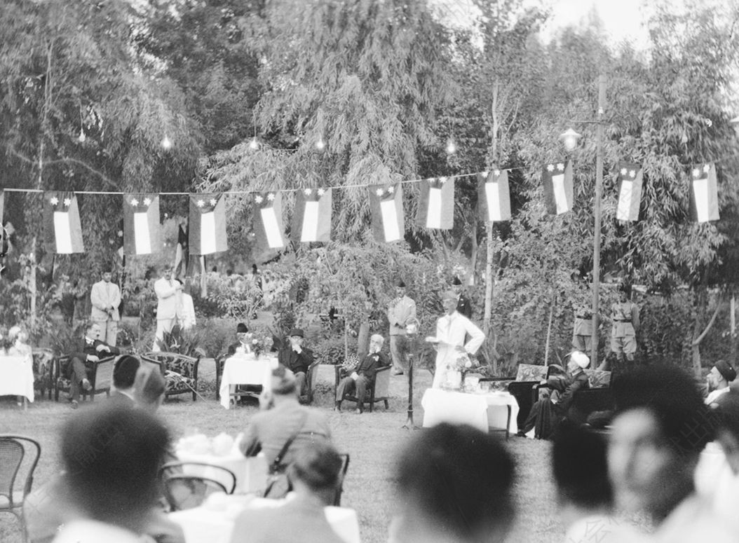 图9-2 1932年10月6日，费萨尔国王在巴格达公园内举行的伊拉克独立庆祝活动上发表讲话。