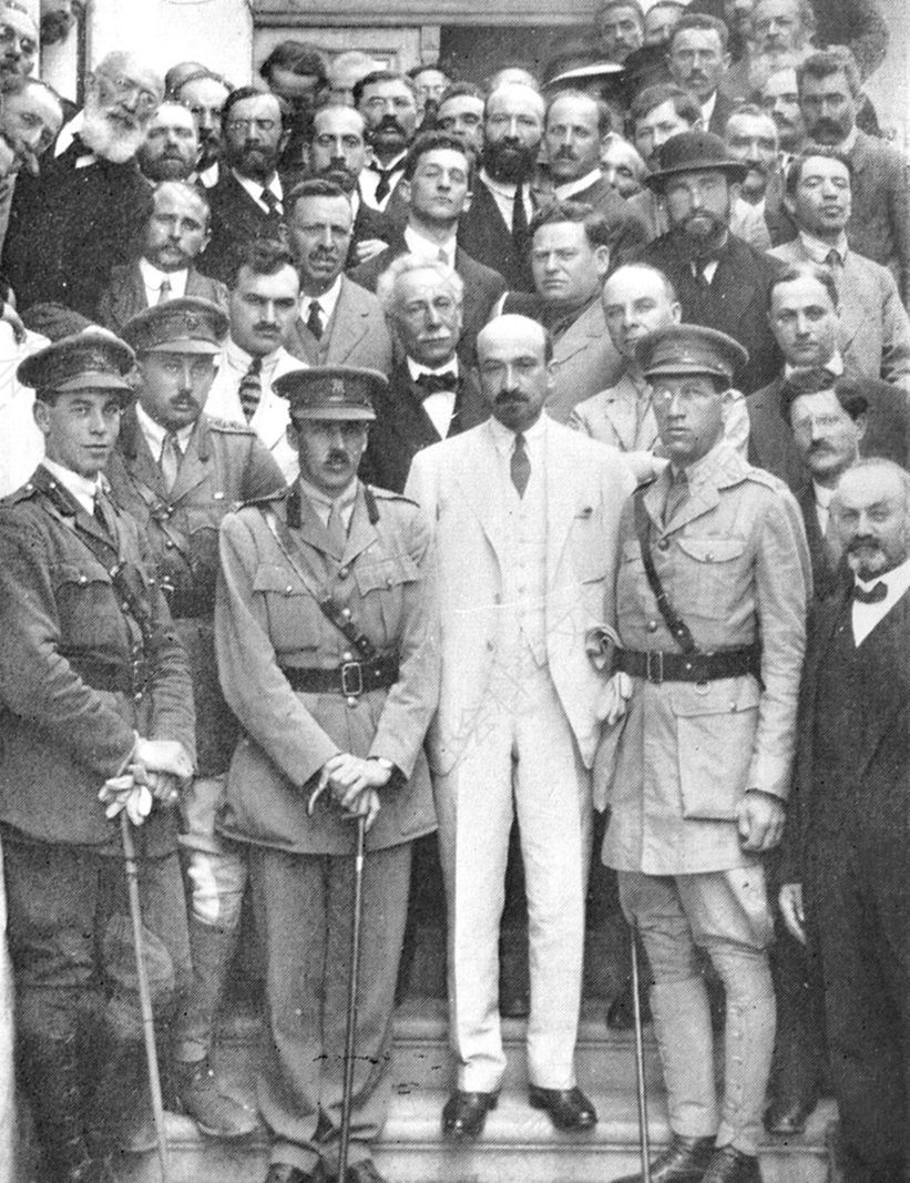 图1-2 1918年春哈伊姆·魏茨曼（穿白色衣服者）和犹太复国主义委员会赴巴勒斯坦。第一排左起的两位官员为：埃德温·塞缪尔（赫伯特·塞缪尔之子）和威廉·奥姆斯比-戈尔。