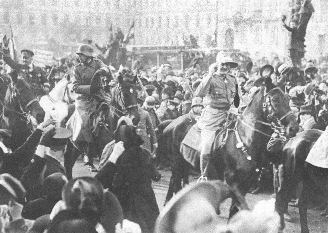 图1-3 1919年3月2日东非防卫军在柏林游行，由保罗·冯·莱托-福贝克率领。第三个穿黑色制服者是海因里希·施内，德属东非最后一任总督。